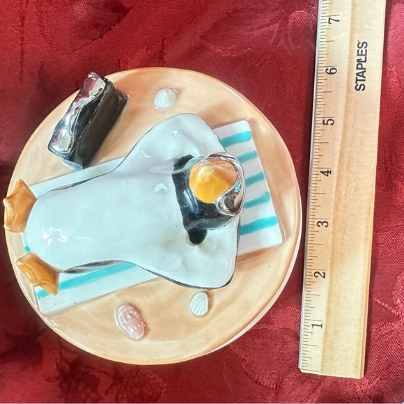Unique Item - Penguin Sunbathing On The Beach Music Box “You Are My Sunshine” - Picture 10 of 11
